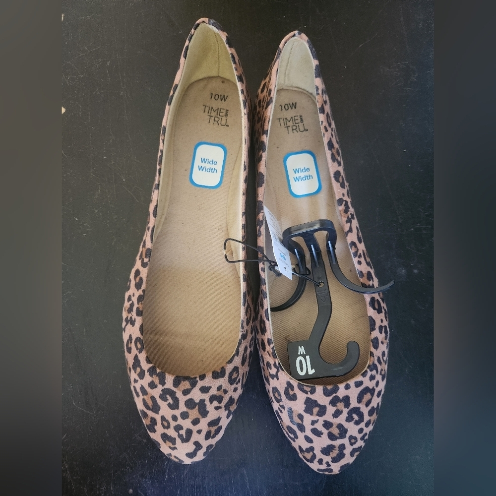 Time and Tru Women's Leopard Flats - NWT - Picture 1 of 4
